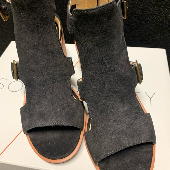 Tonni Buckle Shield Sandal
SOLE SOCIETY - Picture 9 of 16